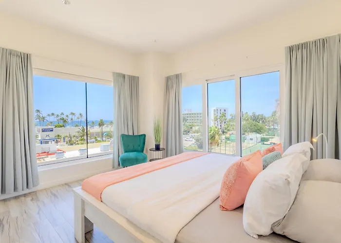 Luxury Ocean Views Condo In Palm Beach