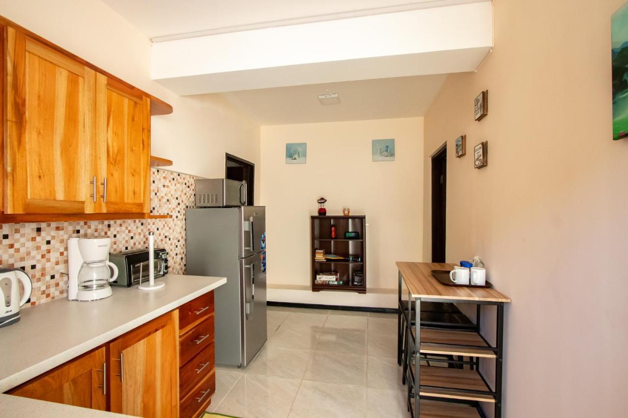 876 Ja Oasis & - By Airport *