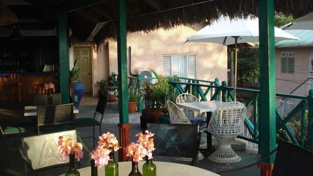 Bar-b-barn Beach Hotel Negril