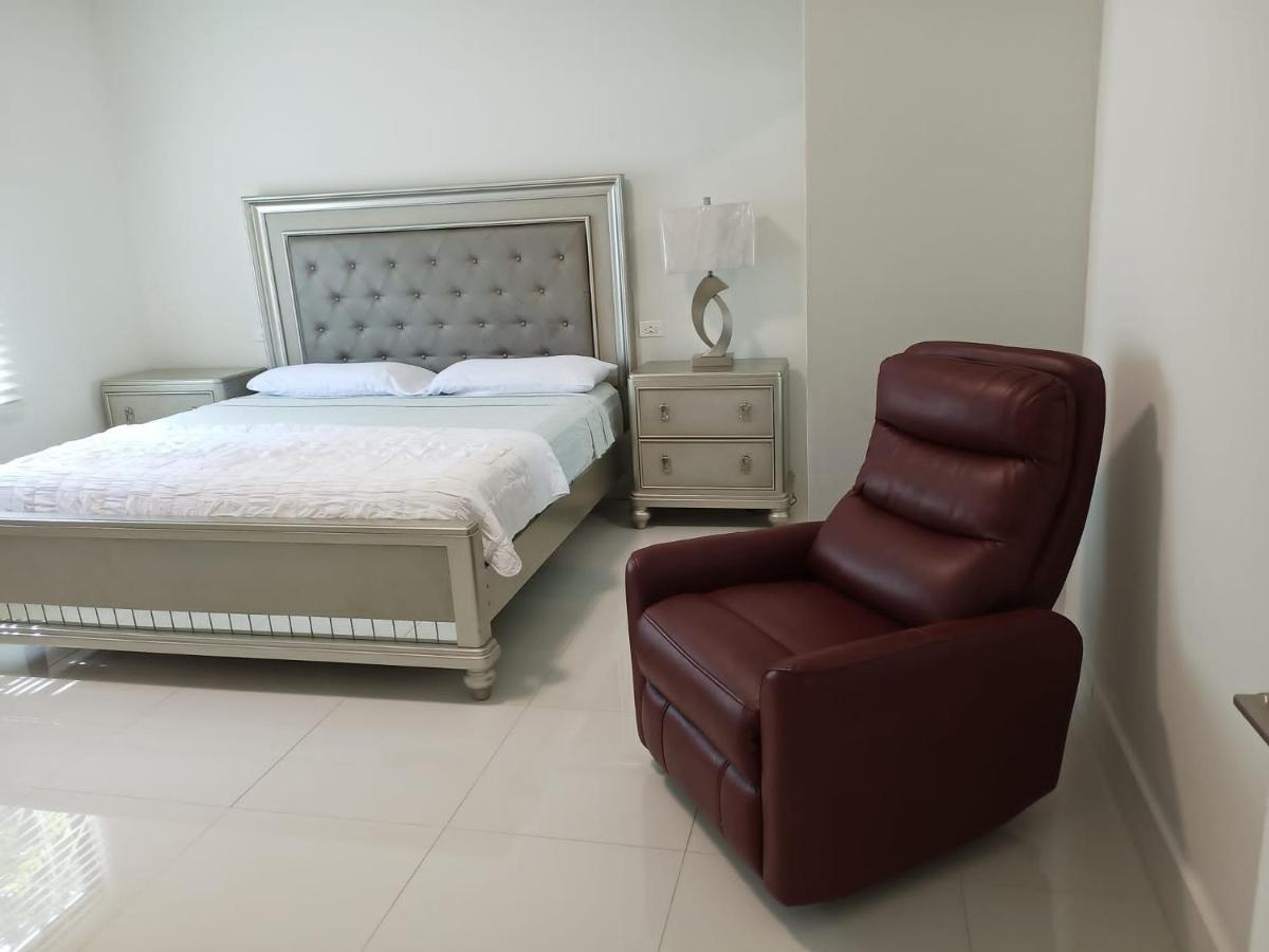 Luxury 2 Bedroom Rooftop Pool View Unit #3 *