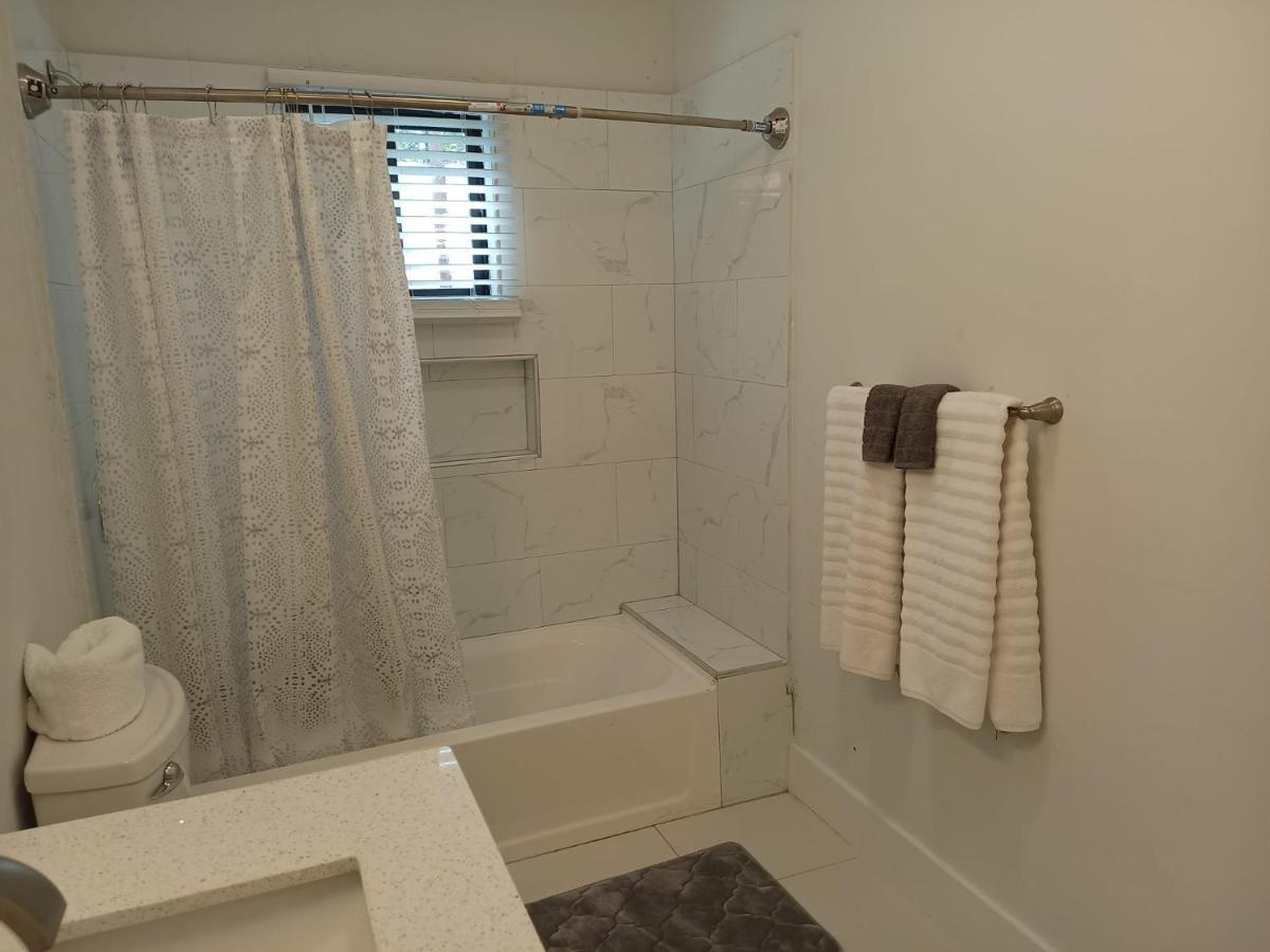 Luxury 2 Bedroom Rooftop Pool View Unit #3 *