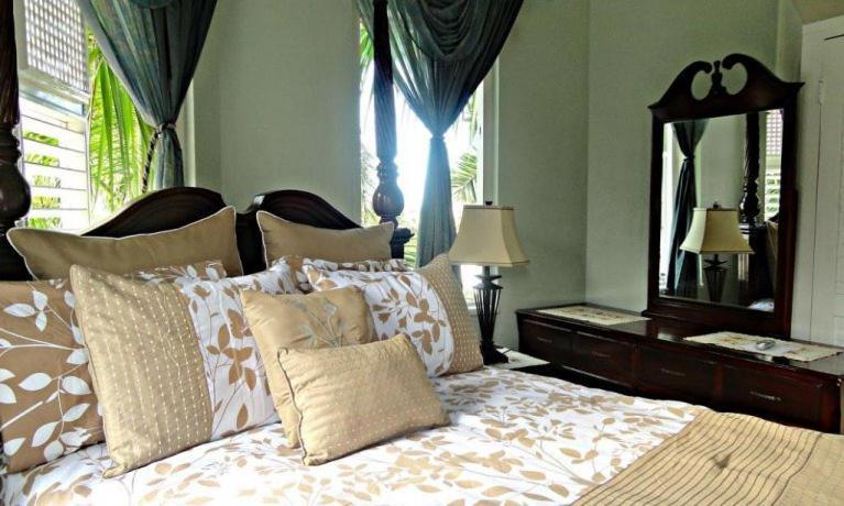 Private 2 Bedroom Beachfront Penthouse Ocho Rios, Jamaica Apartment