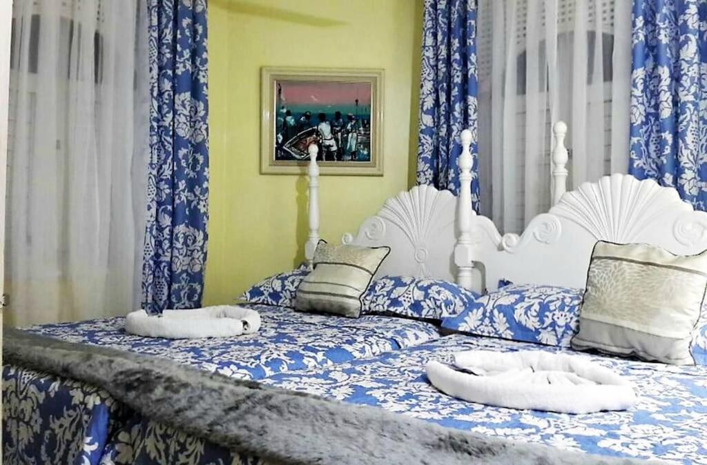 Private 2 Bedroom Beachfront Penthouse Ocho Rios, Jamaica Apartment