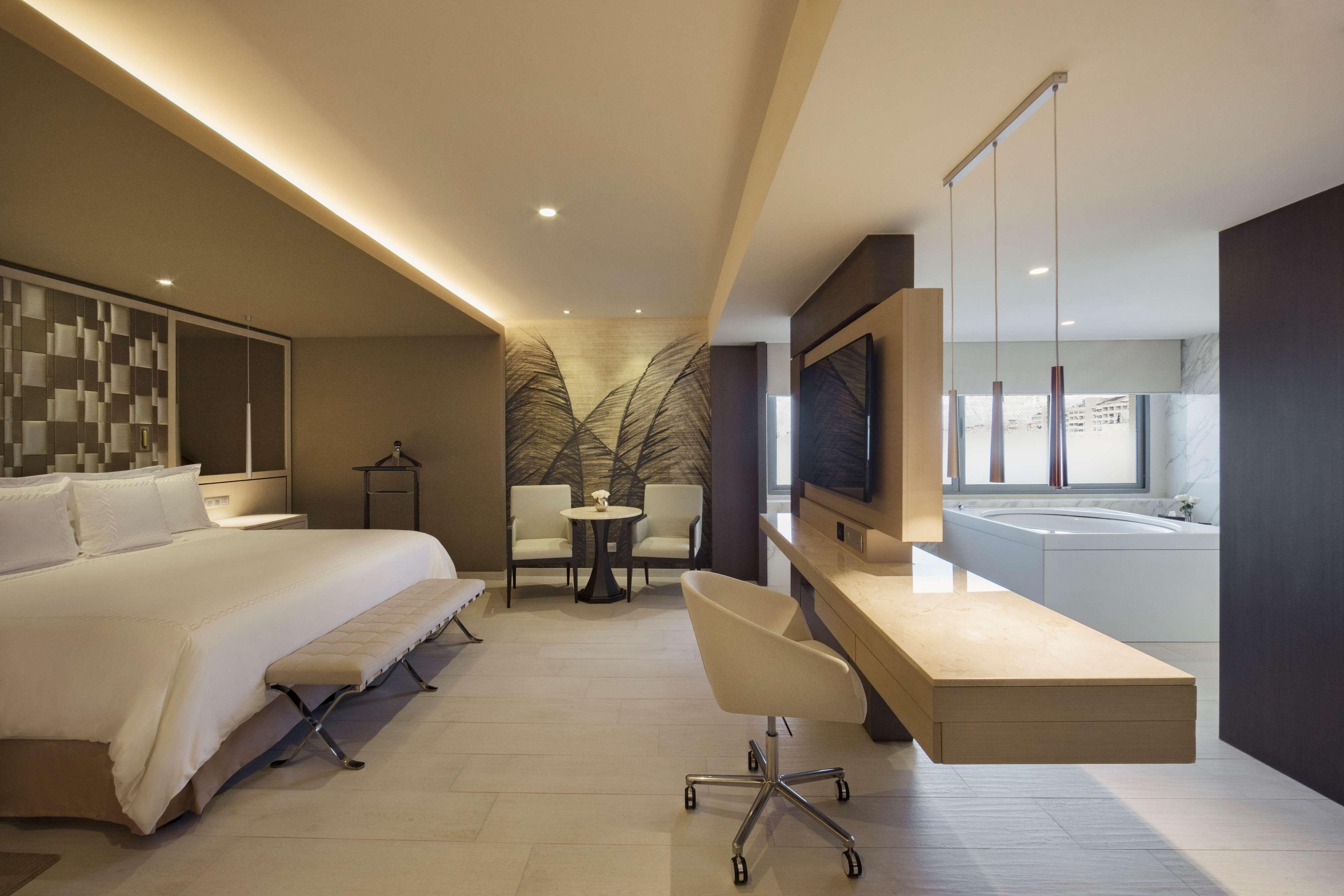 El Embajador, A Royal Hideaway