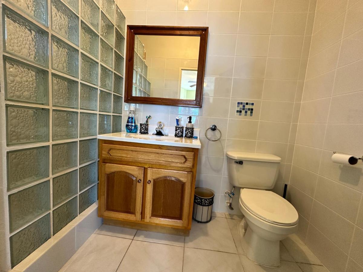 A Luxurious 4-bedroom Private With Games Room, Theatre & Modern Art Villa *