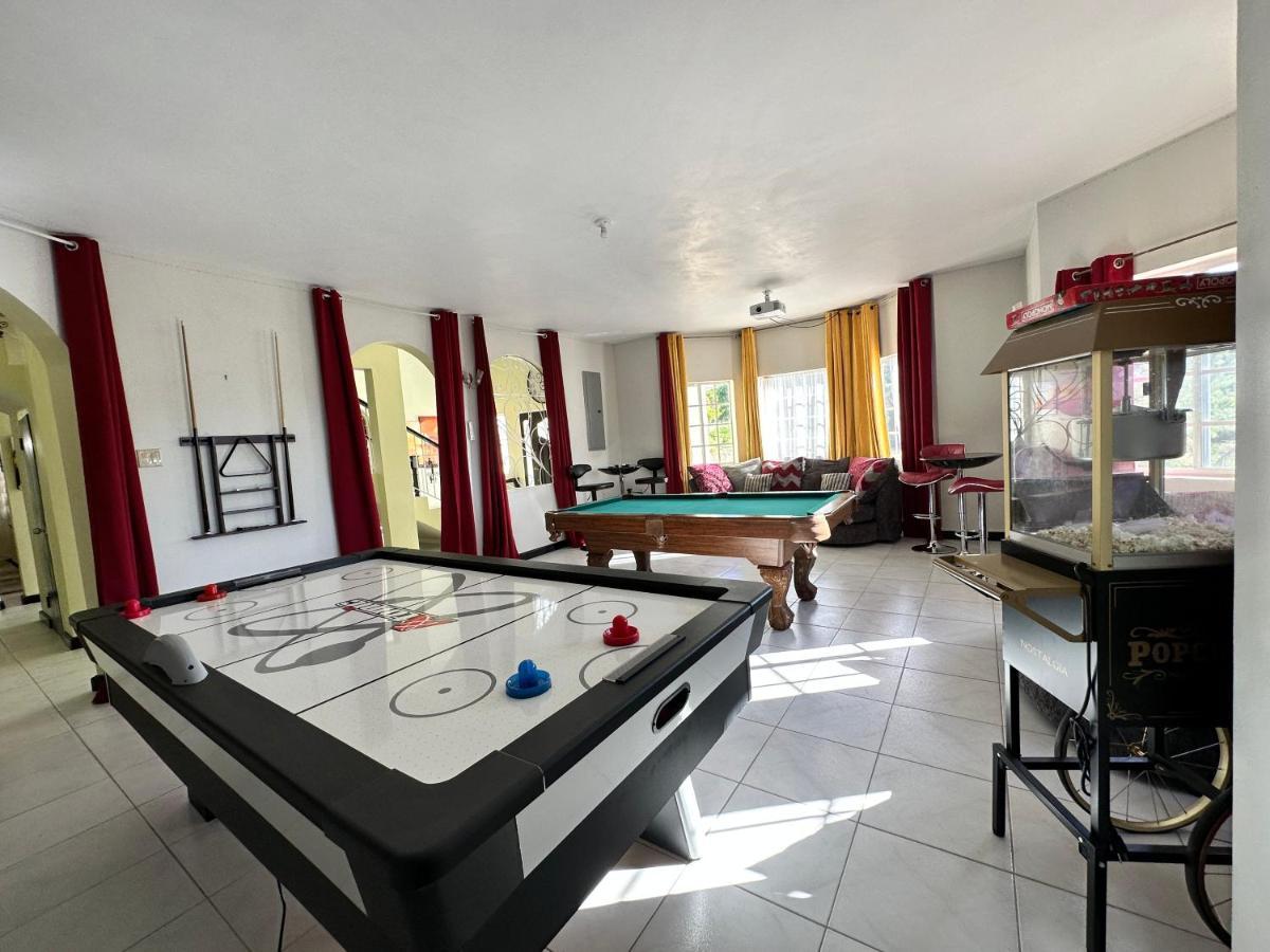 Villa A Luxurious 4-bedroom Private With Games Room, Theatre & Modern Art *