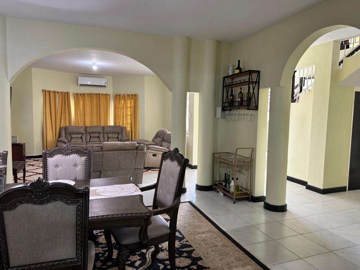 Villa A Luxurious 4-bedroom Private With Games Room, Theatre & Modern Art *