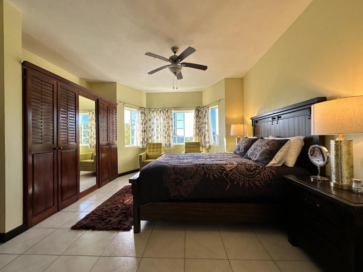A Luxurious 4-bedroom Private With Games Room, Theatre & Modern Art *