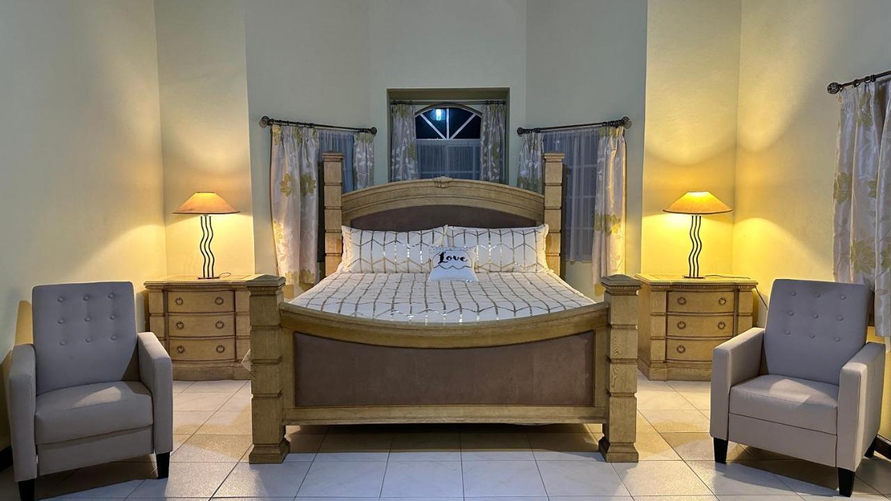 A Luxurious 4-bedroom Private With Games Room, Theatre & Modern Art * Montego Bay
