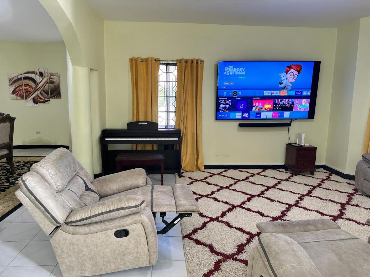 A Luxurious 4-bedroom Private With Games Room, Theatre & Modern Art Villa *