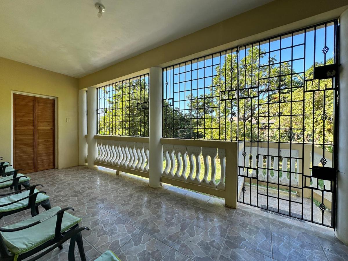 A Luxurious 4-bedroom Private With Games Room, Theatre & Modern Art Montego Bay