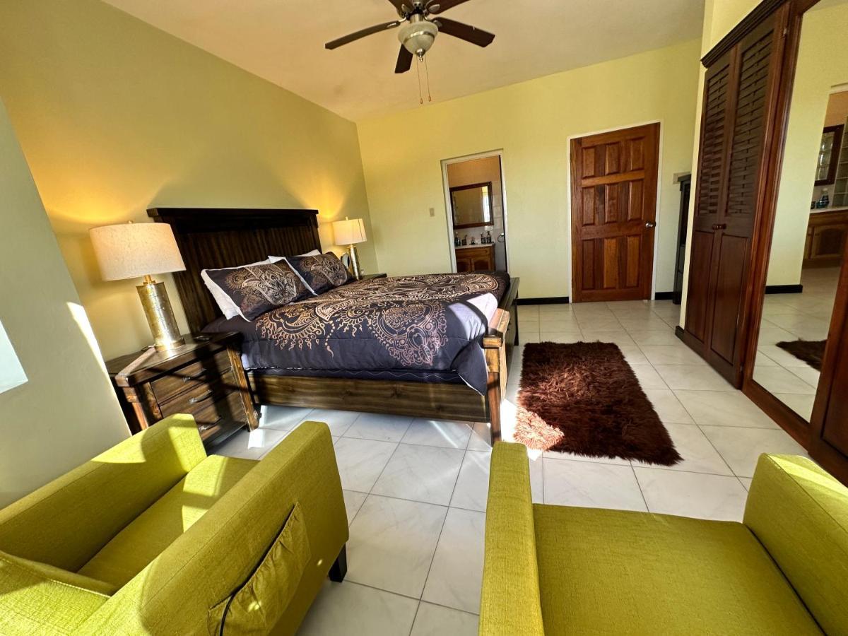 A Luxurious 4-bedroom Private With Games Room, Theatre & Modern Art Villa *