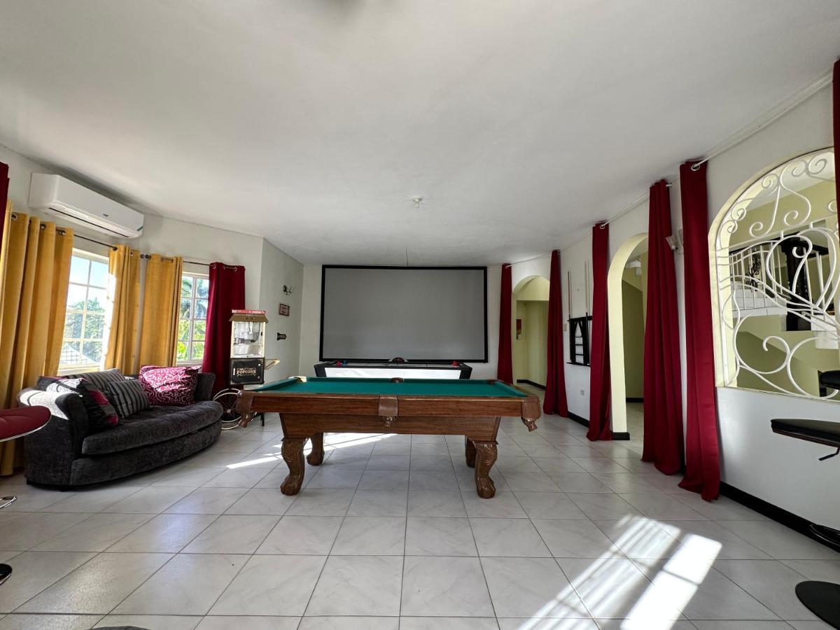 A Luxurious 4-bedroom Private With Games Room, Theatre & Modern Art Villa