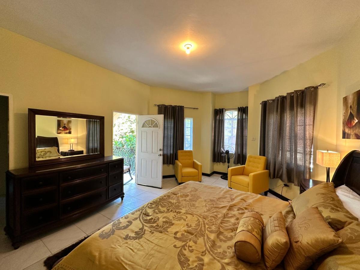 A Luxurious 4-bedroom Private With Games Room, Theatre & Modern Art *