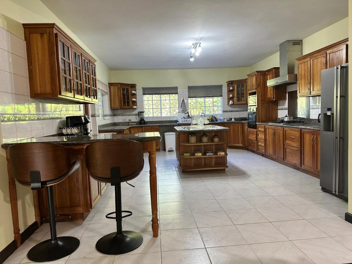 A Luxurious 4-bedroom Private With Games Room, Theatre & Modern Art Villa Montego Bay
