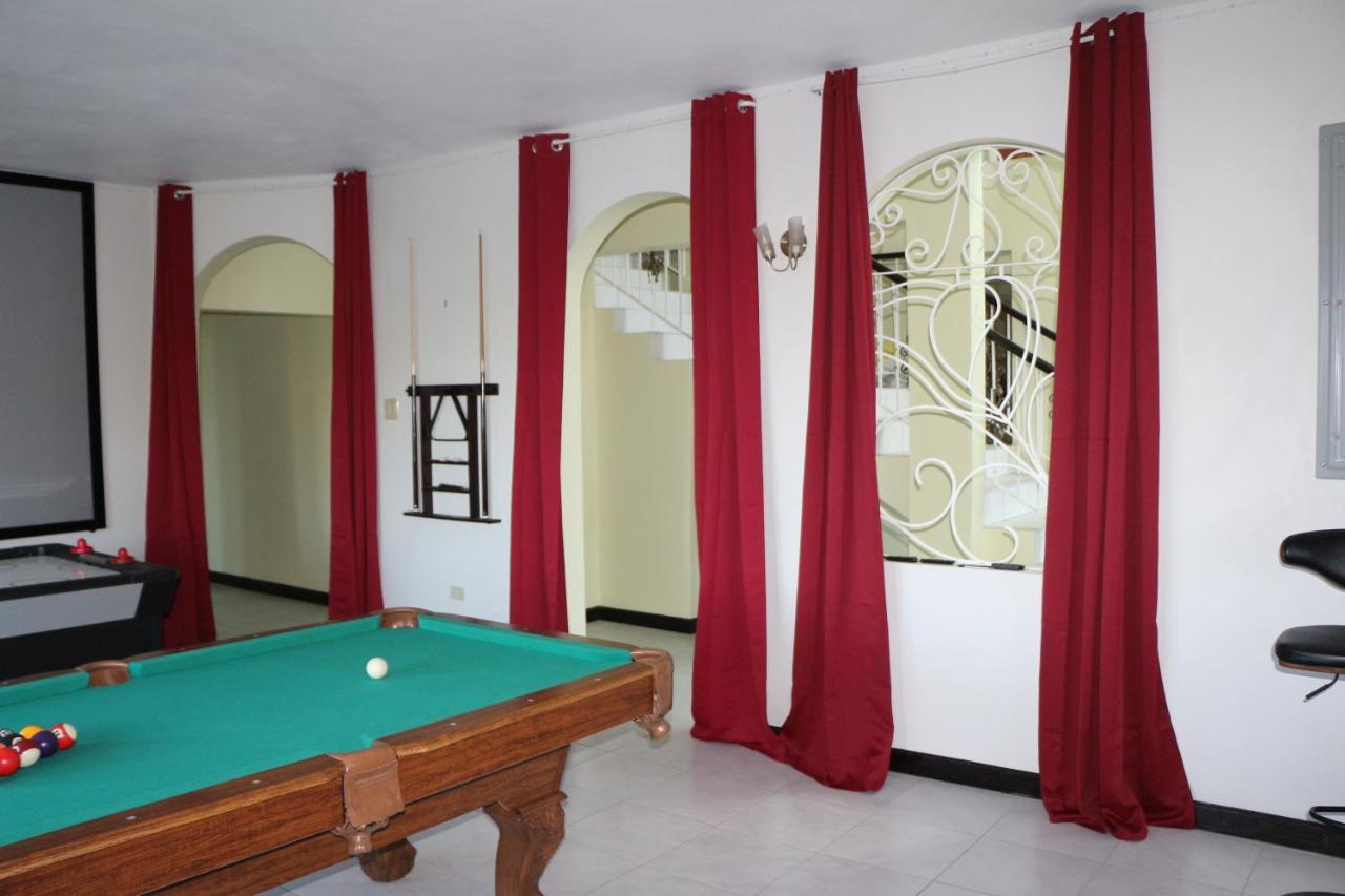 A Luxurious 4-bedroom Private With Games Room, Theatre & Modern Art * Montego Bay