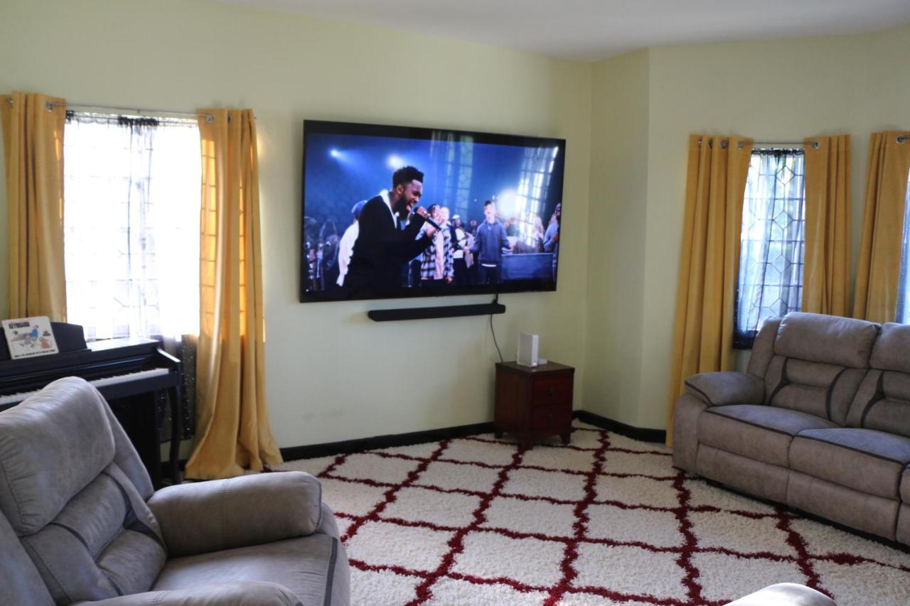 A Luxurious 4-bedroom Private With Games Room, Theatre & Modern Art * Montego Bay