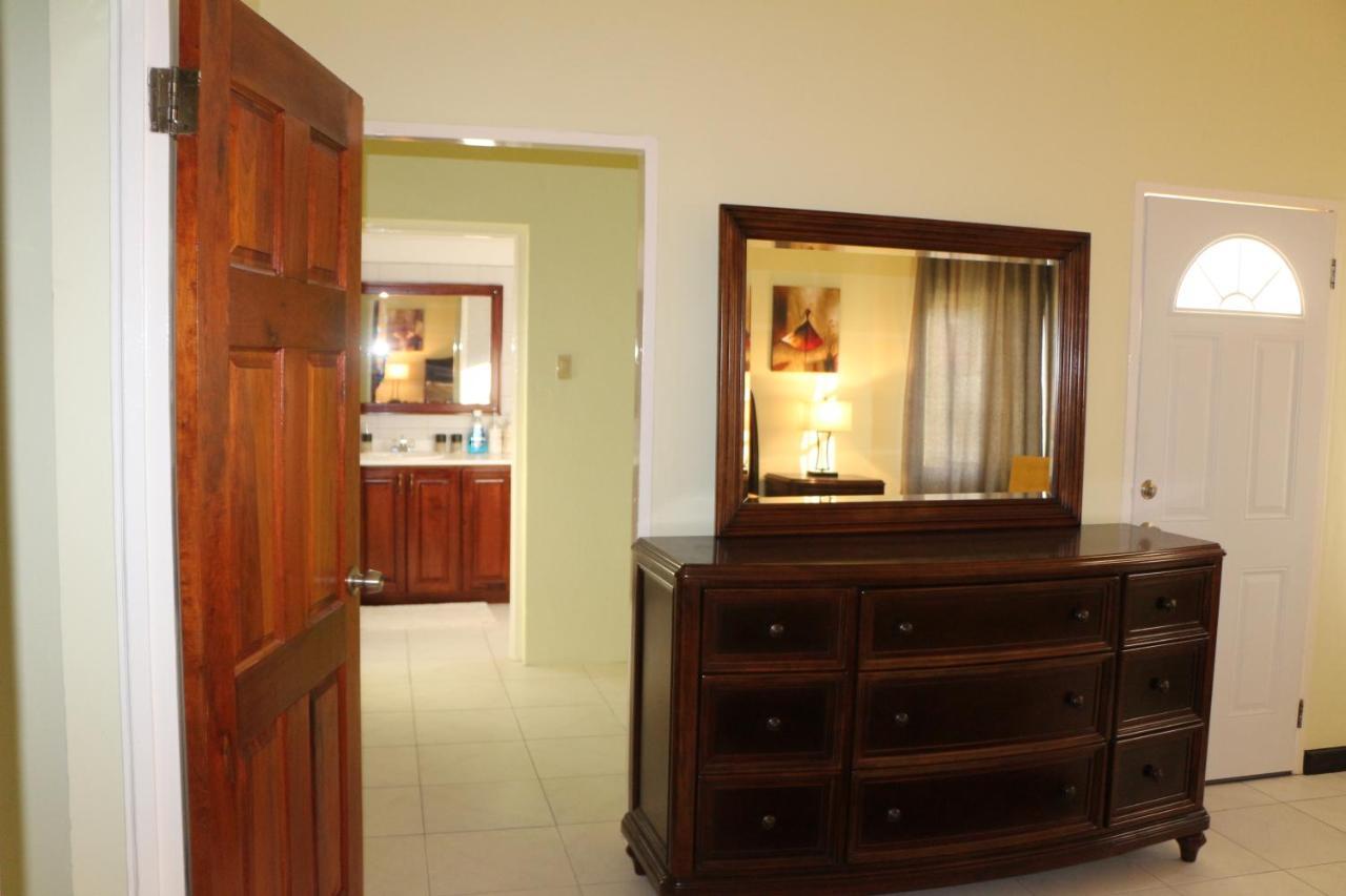 A Luxurious 4-bedroom Private With Games Room, Theatre & Modern Art