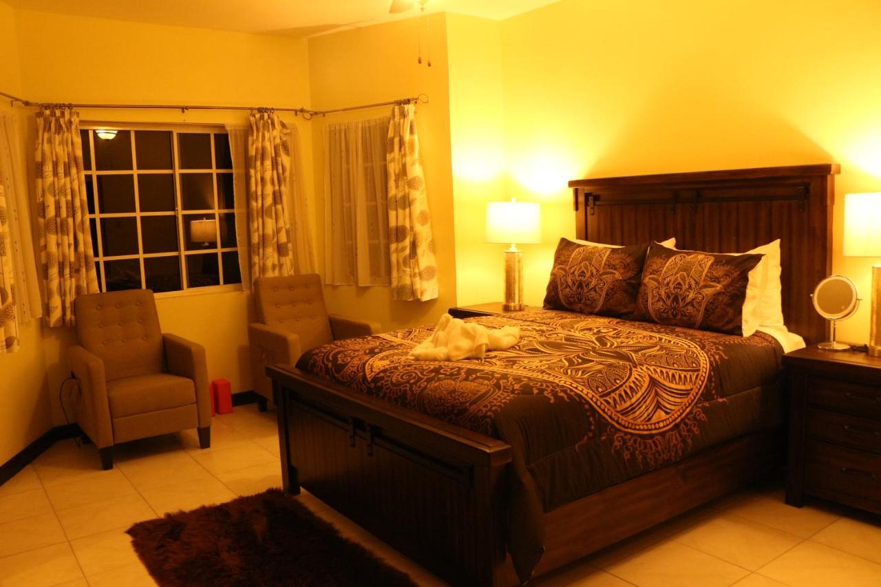 A Luxurious 4-bedroom Private With Games Room, Theatre & Modern Art Montego Bay