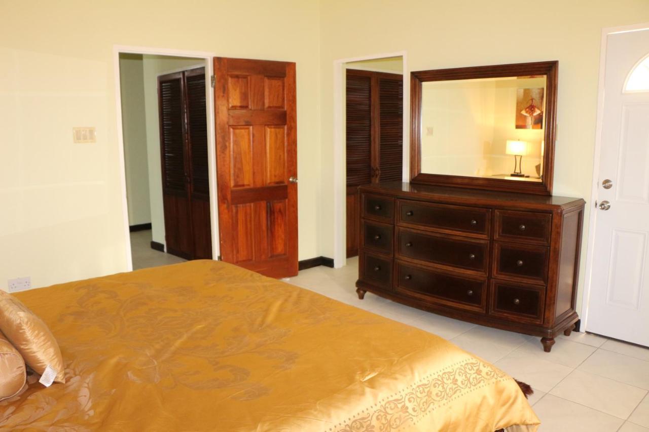 A Luxurious 4-bedroom Private With Games Room, Theatre & Modern Art