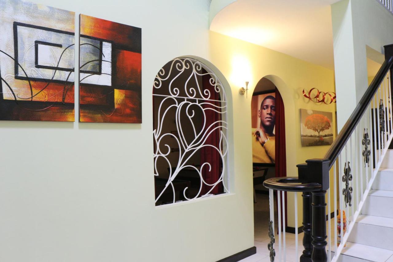 Villa A Luxurious 4-bedroom Private With Games Room, Theatre & Modern Art