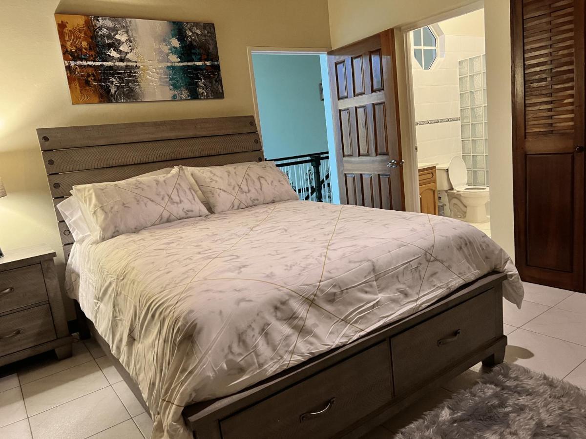 A Luxurious 4-bedroom Private With Games Room, Theatre & Modern Art *