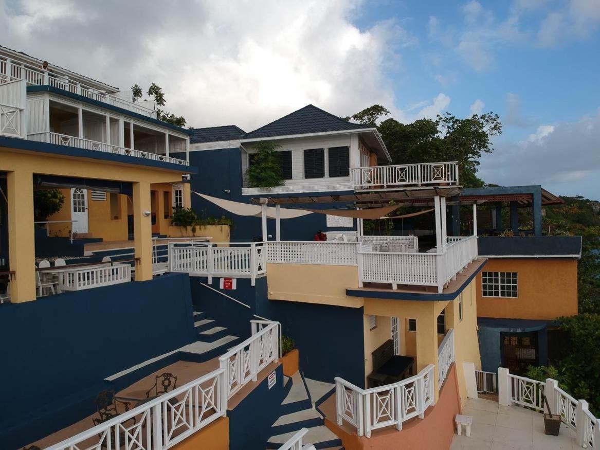 Hotel Moxons Club