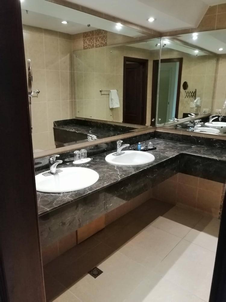 Ramada By Wyndham Princess 3*