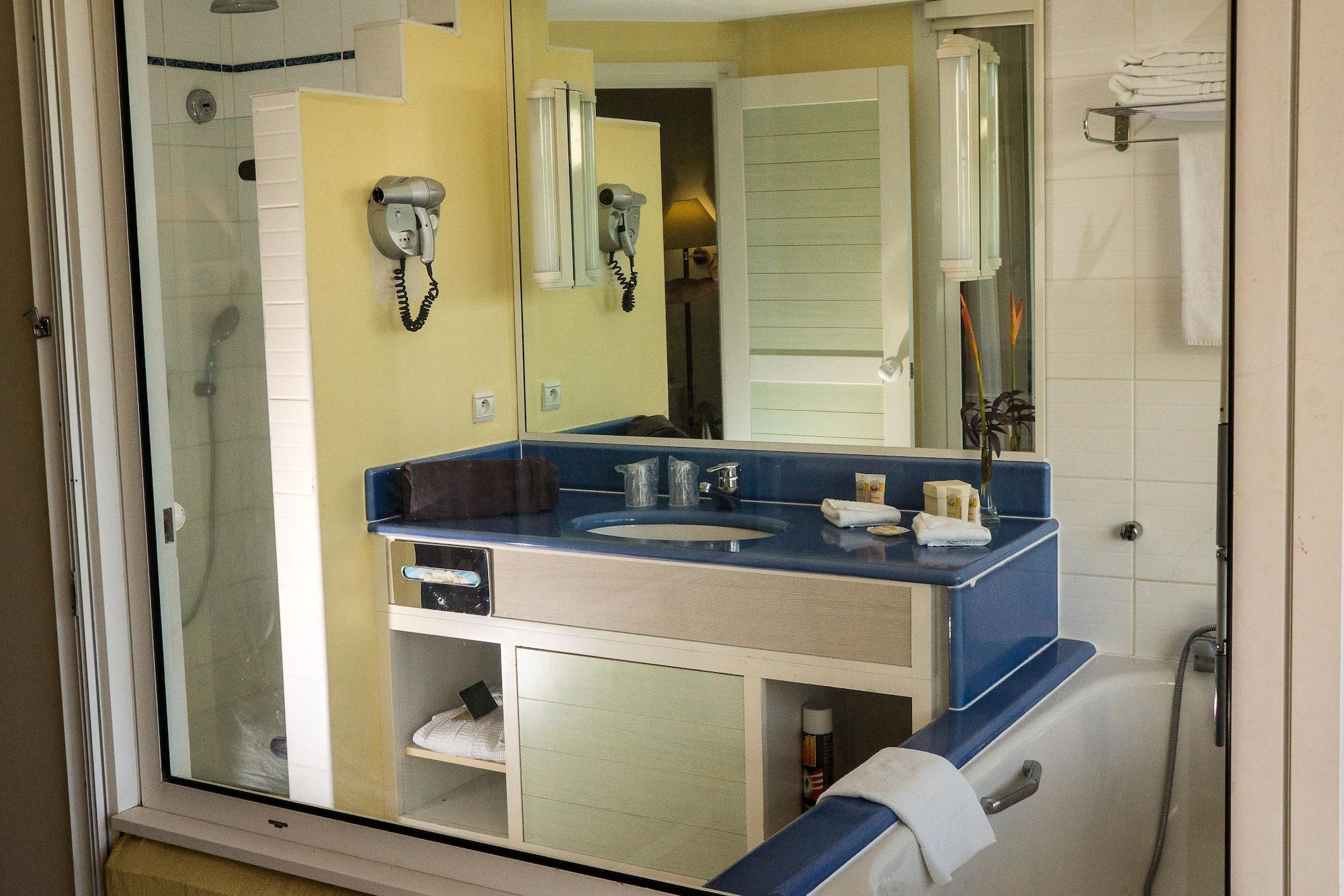 Hotel De La Vieille Tour 4*