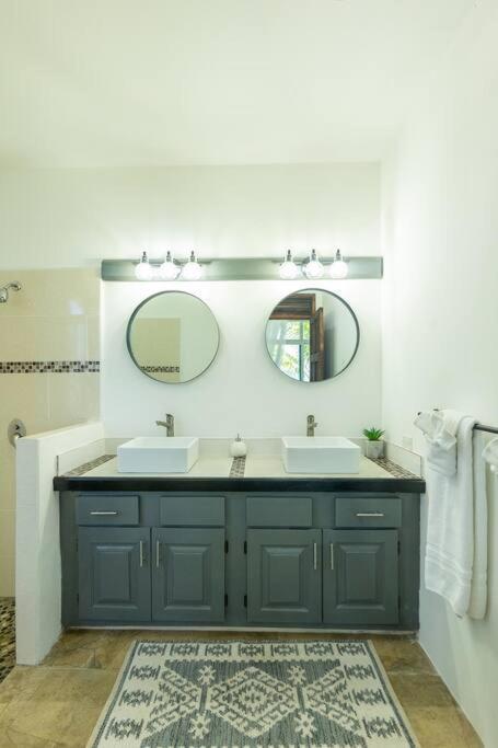 Villa Ivy's Cove Side - Luxury Whitehouse