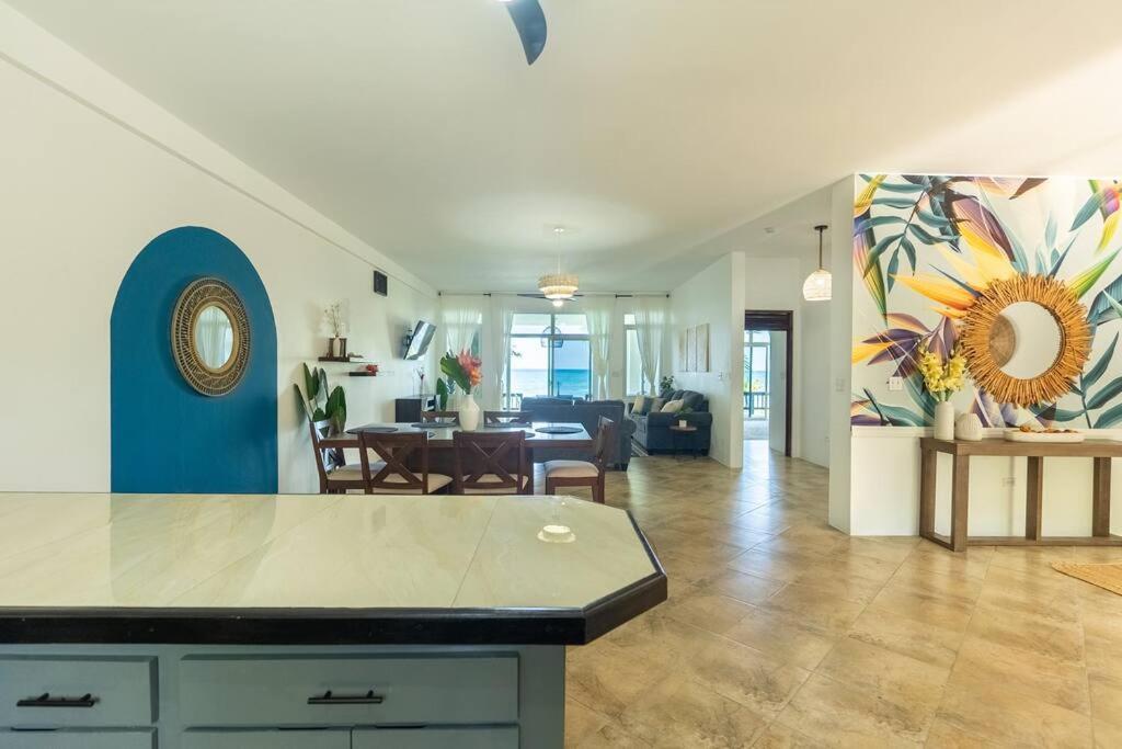 Ivy's Cove Side - Luxury Villa Whitehouse