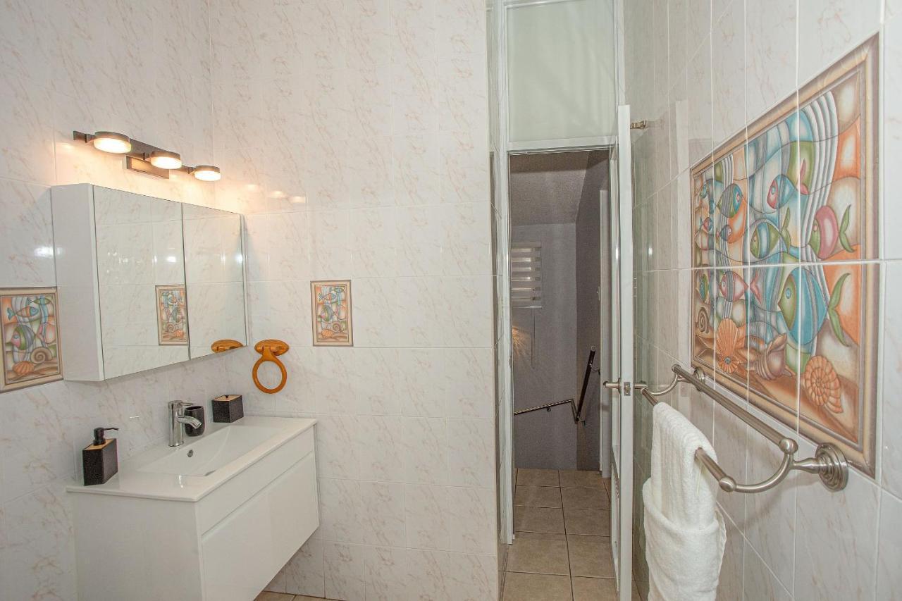 Raices Realty Villa: Puerto Rico; Centrica, Acogedora, Tropical, Playa, Piscina,a/c Holiday home *