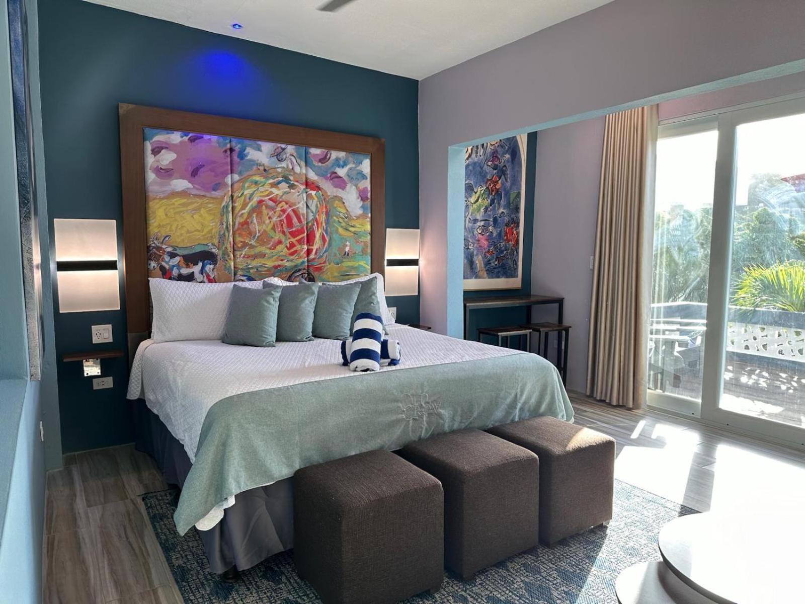 Old Crow And Hotel 3*