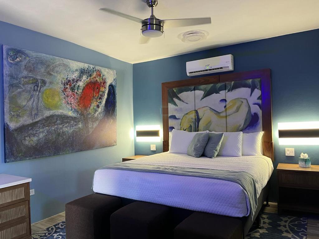 Old Crow And Hotel 3*