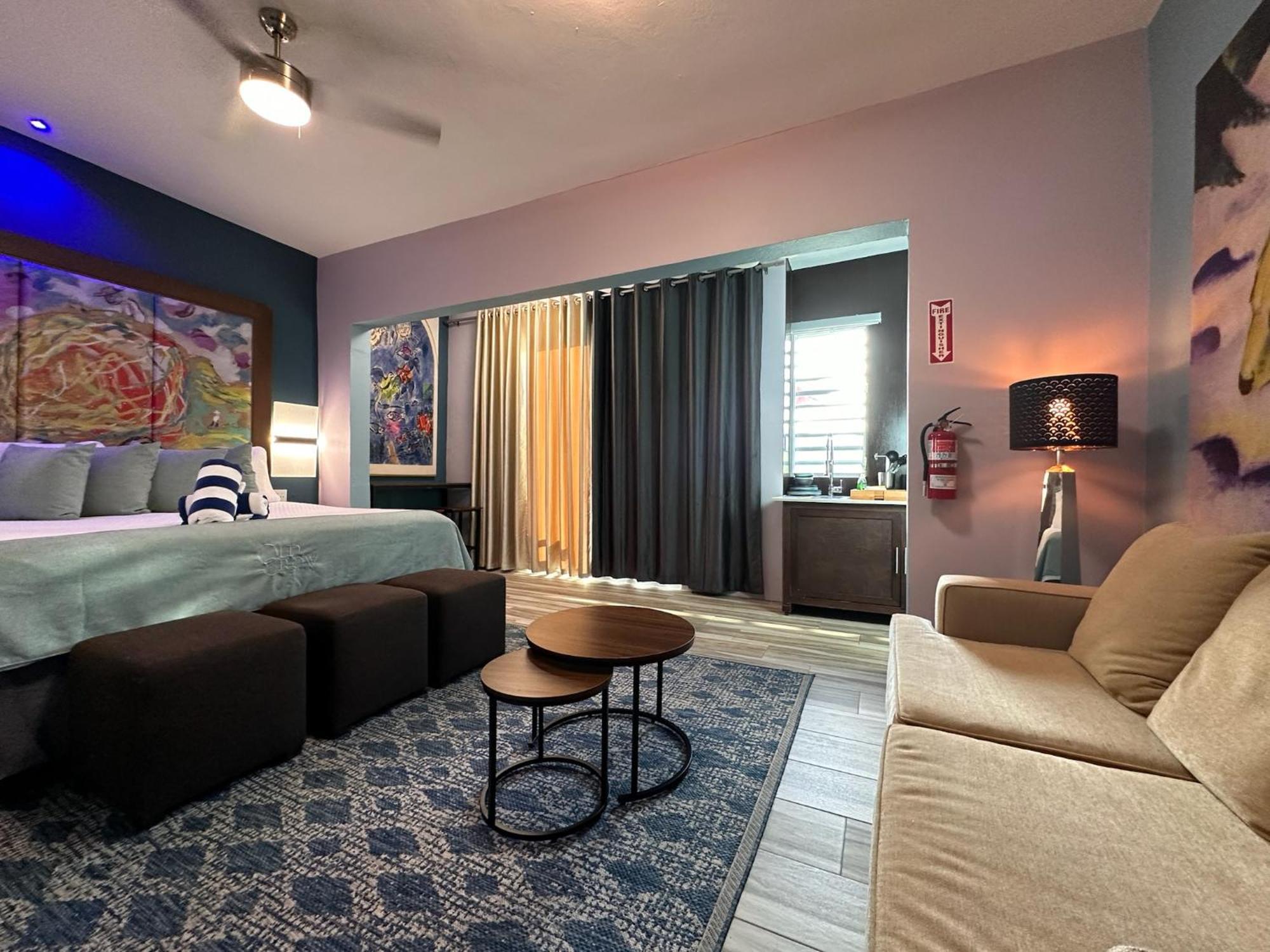 Old Crow And Hotel 3*