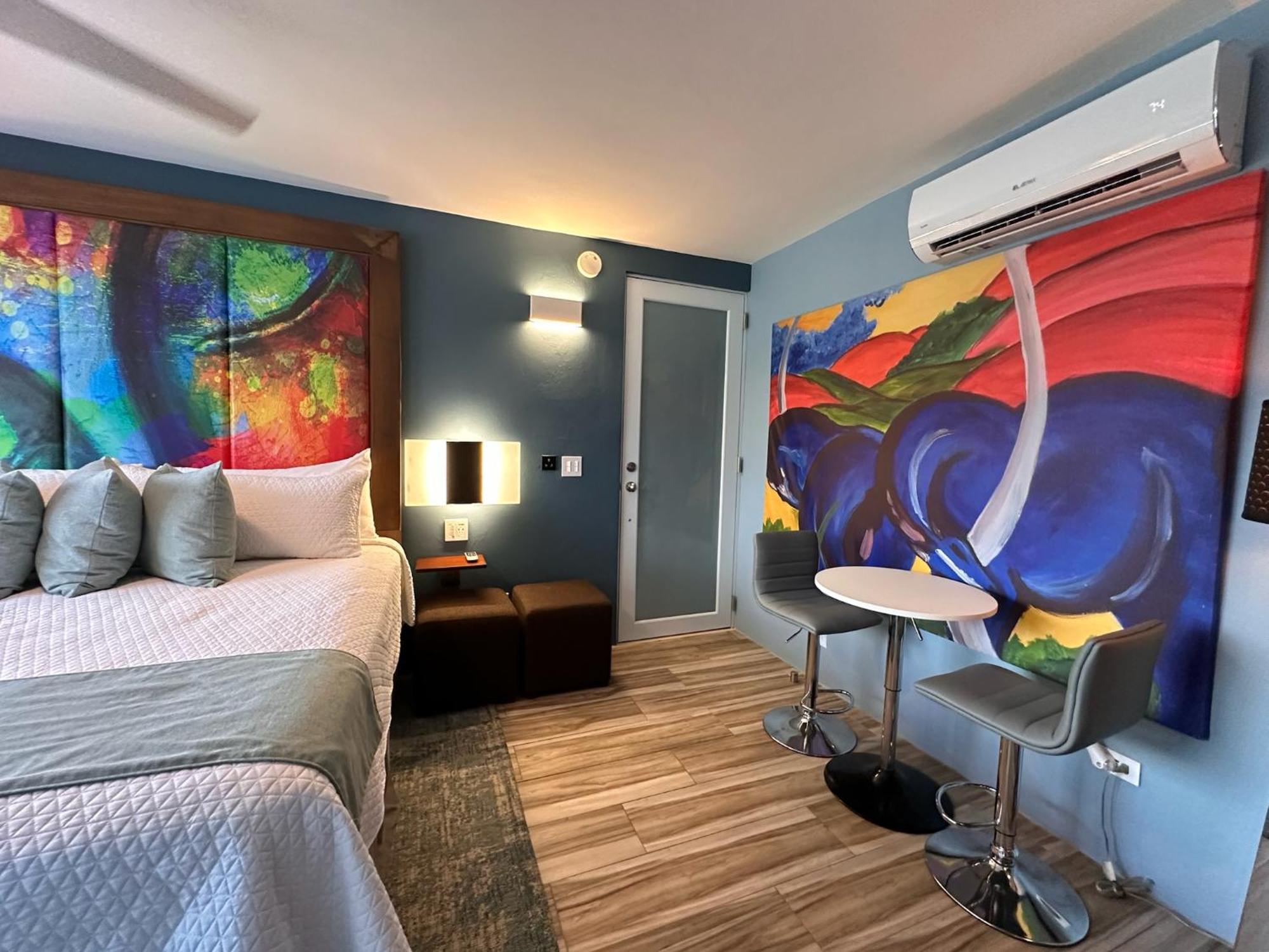 Old Crow And Hotel 3*