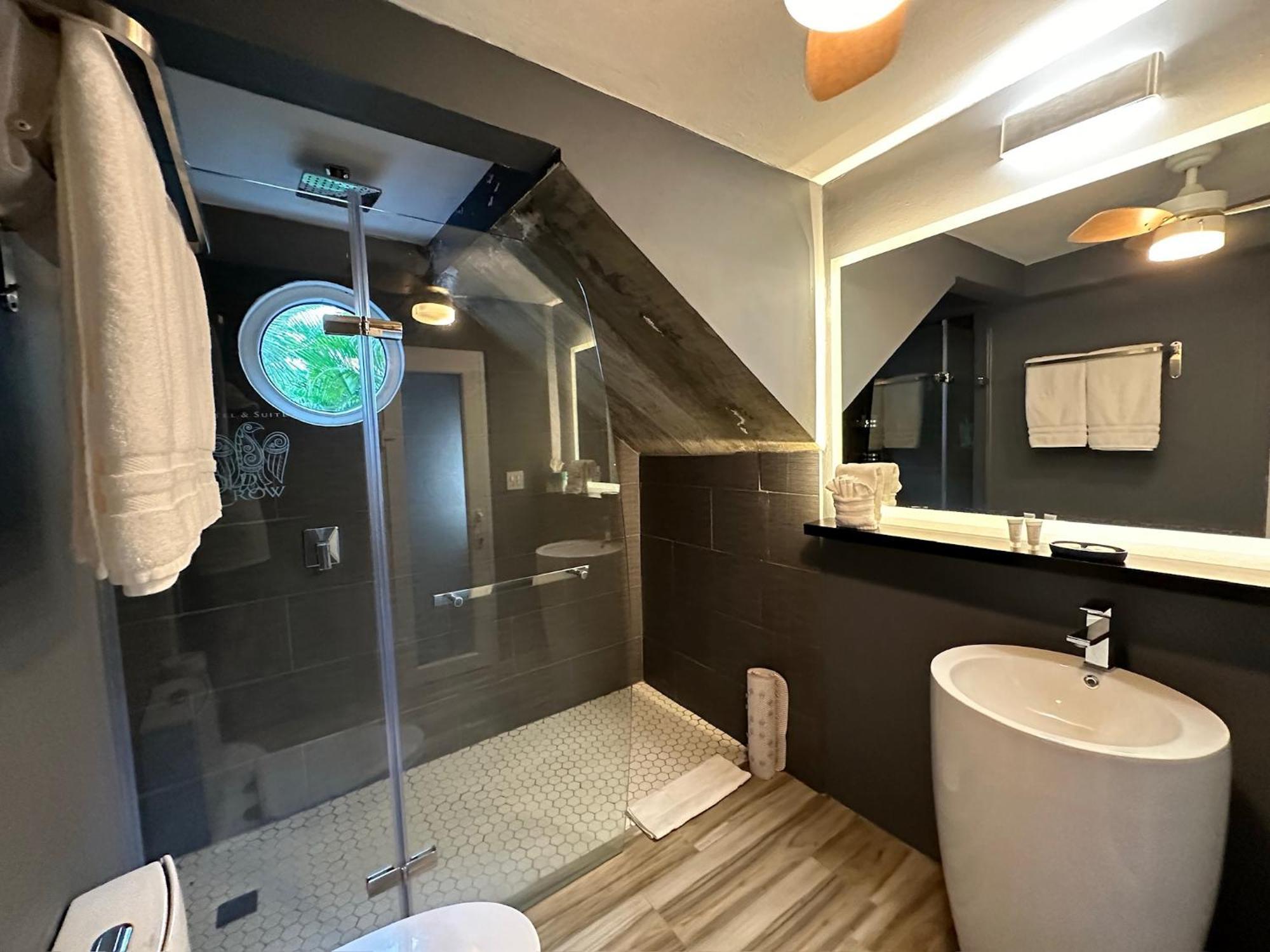 Hotel Old Crow And 3*