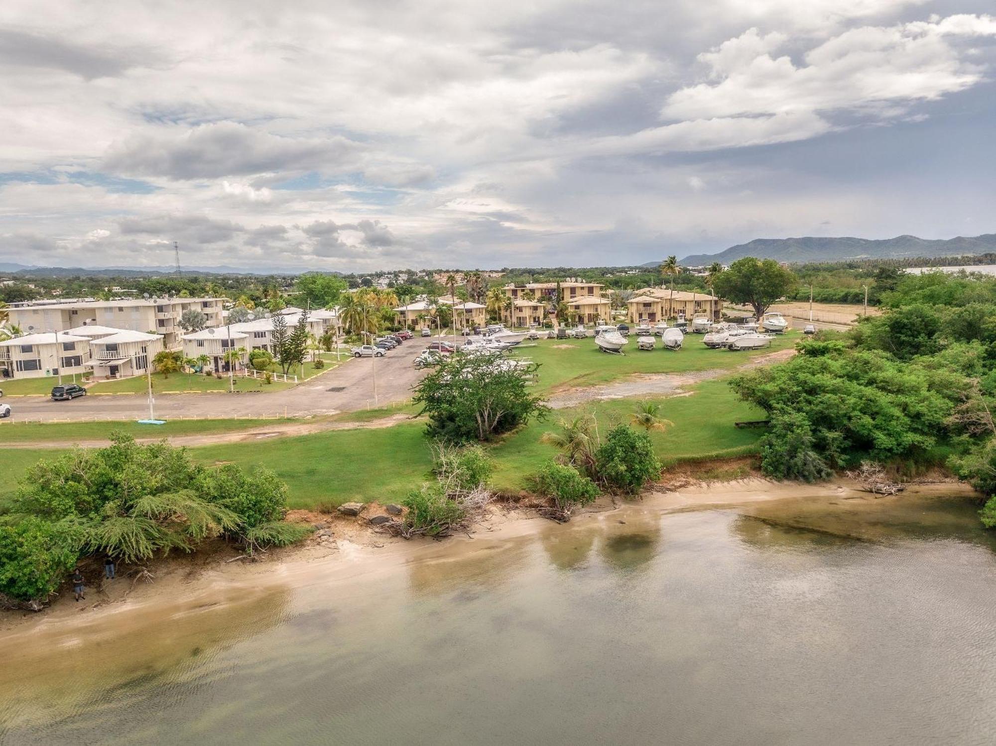 Raices Realty Villa: Puerto Rico; Centrica, Acogedora, Tropical, Playa, Piscina,a/c Holiday home