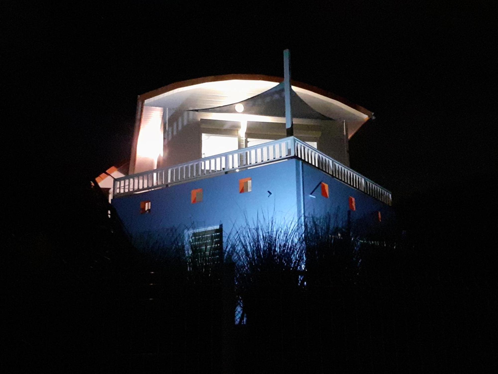 A L'arche Bleue *