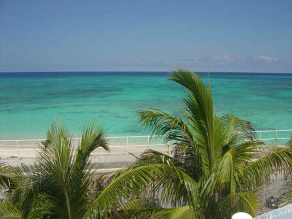 Grand Turk Inn *