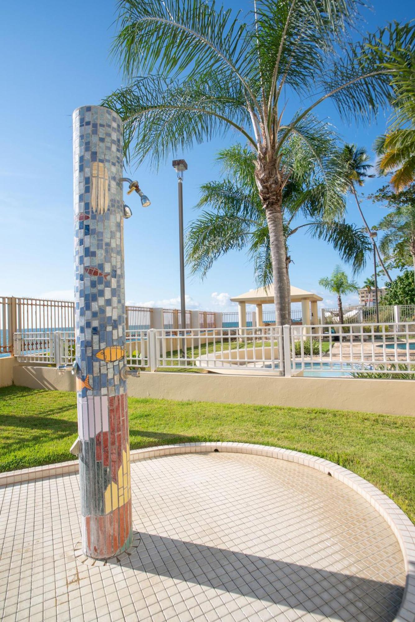 Beachfront 5th Floor At Pelican Reef Apartment