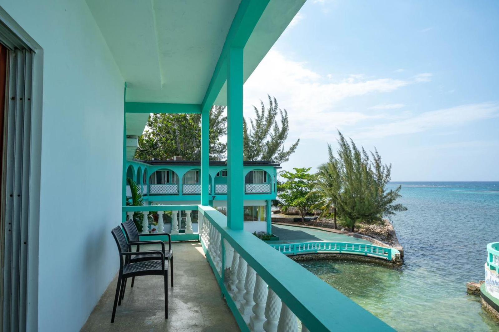 Ocean Front Triple At Sahara Guest house Montego Bay