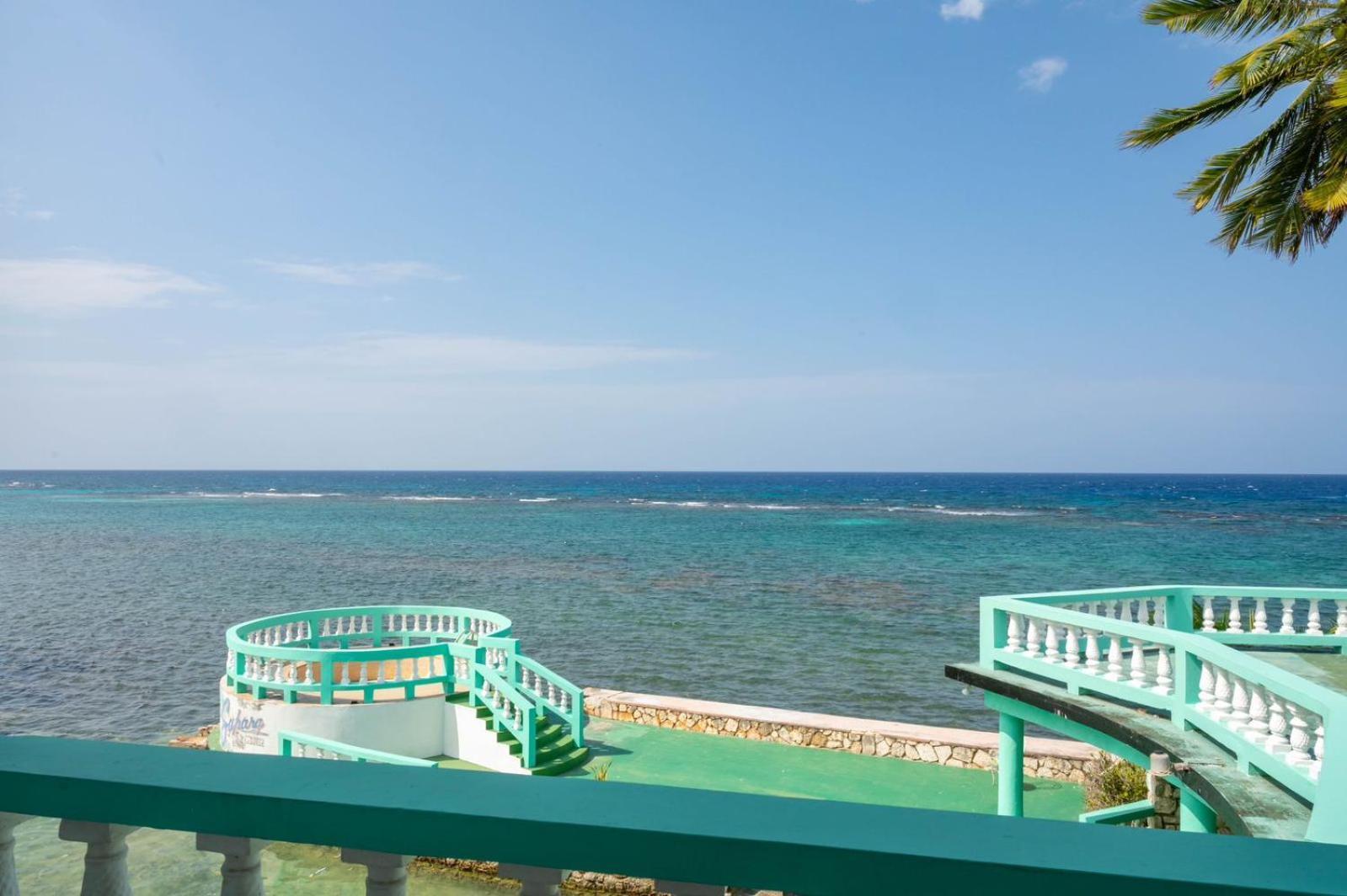 Ocean Front Triple At Sahara Guest house Montego Bay