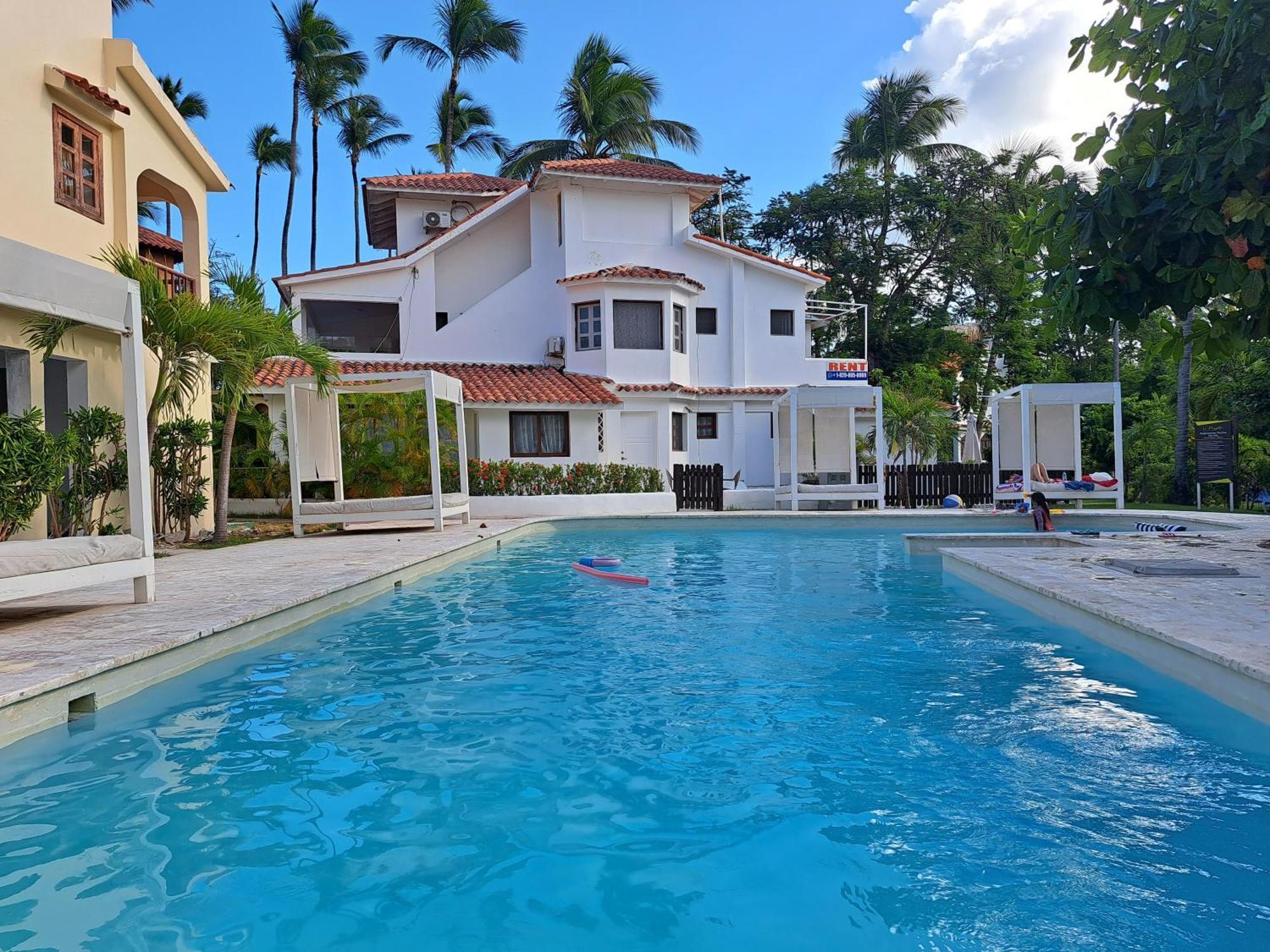 Villa & Larimar