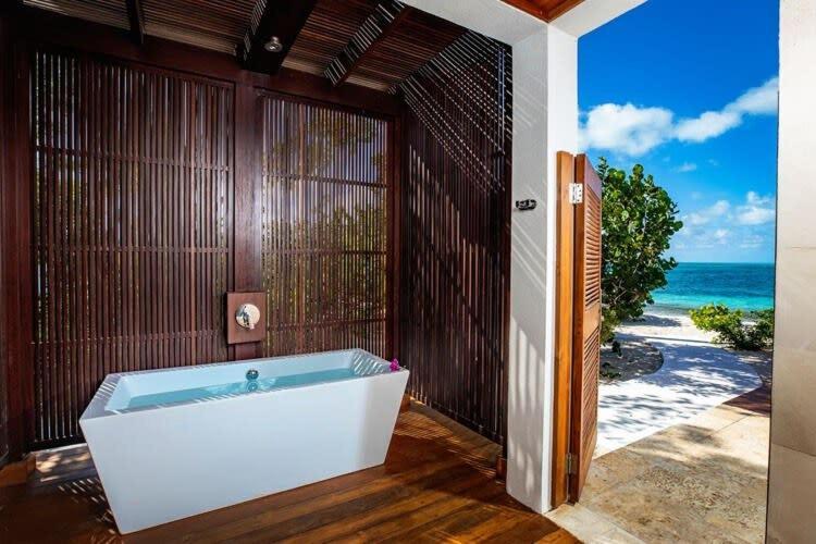 Luxurious Beachfront 2 Bedroom On Smith's Reef Villa