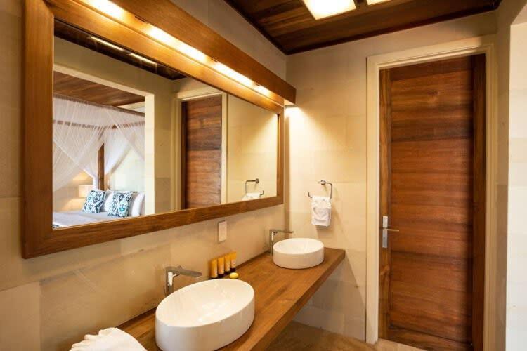 Luxurious Beachfront 2 Bedroom On Smith's Reef * Turtle Cove