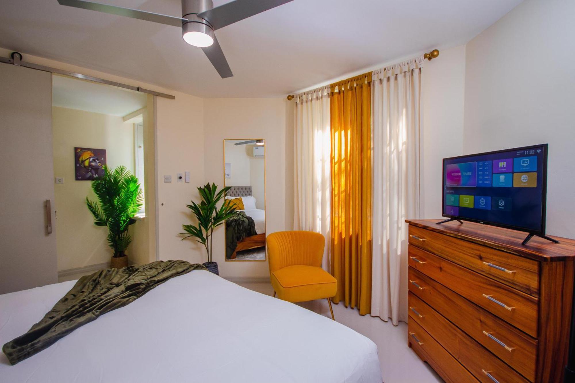 Apartment Heart Of Ocho Rios-free Acess-king Bed-pool-free Parking-gated Complex-free Wifi 100mbps *