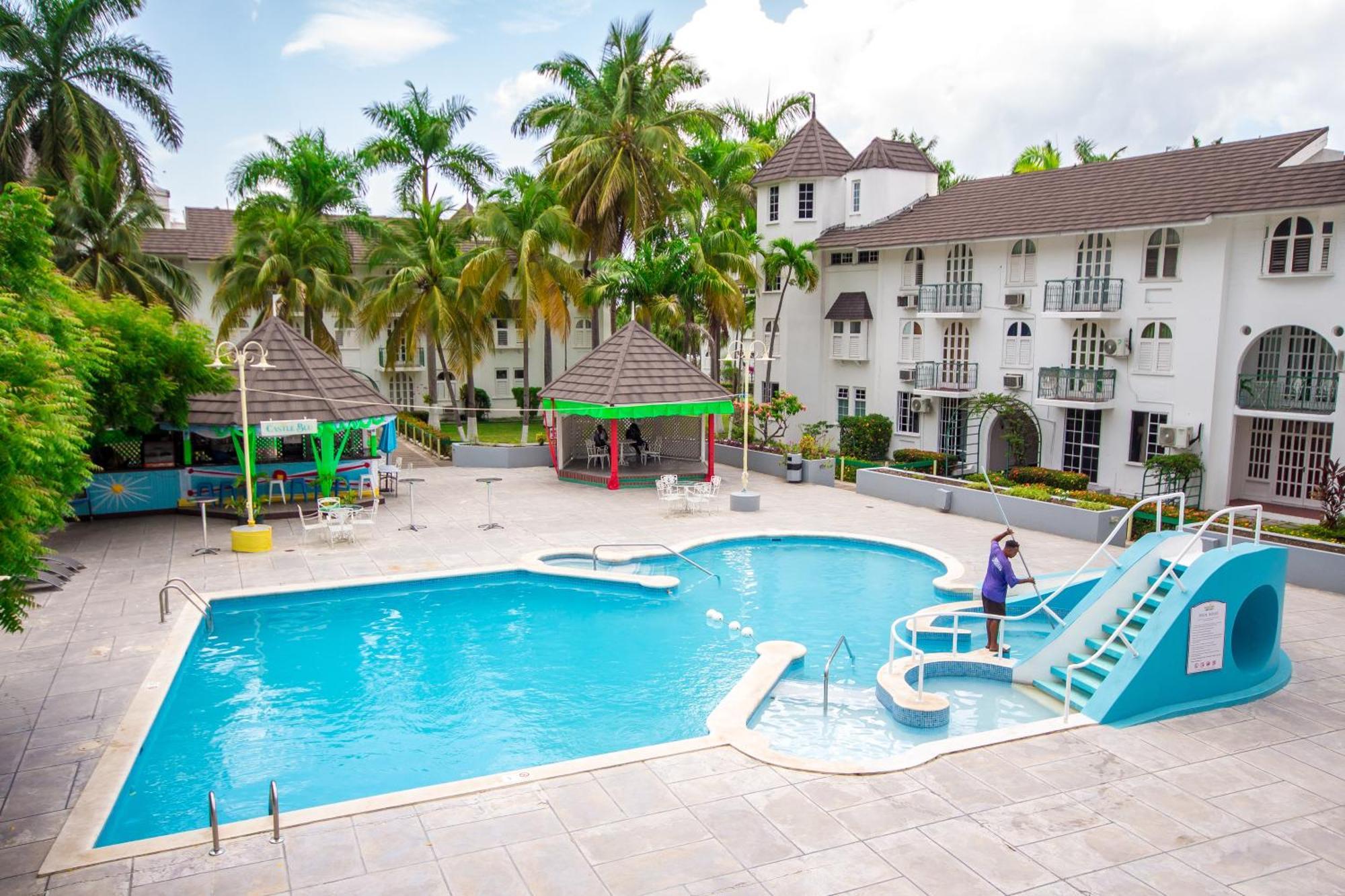 Heart Of Ocho Rios-free Acess-king Bed-pool-free Parking-gated Complex-free Wifi 100mbps Apartment