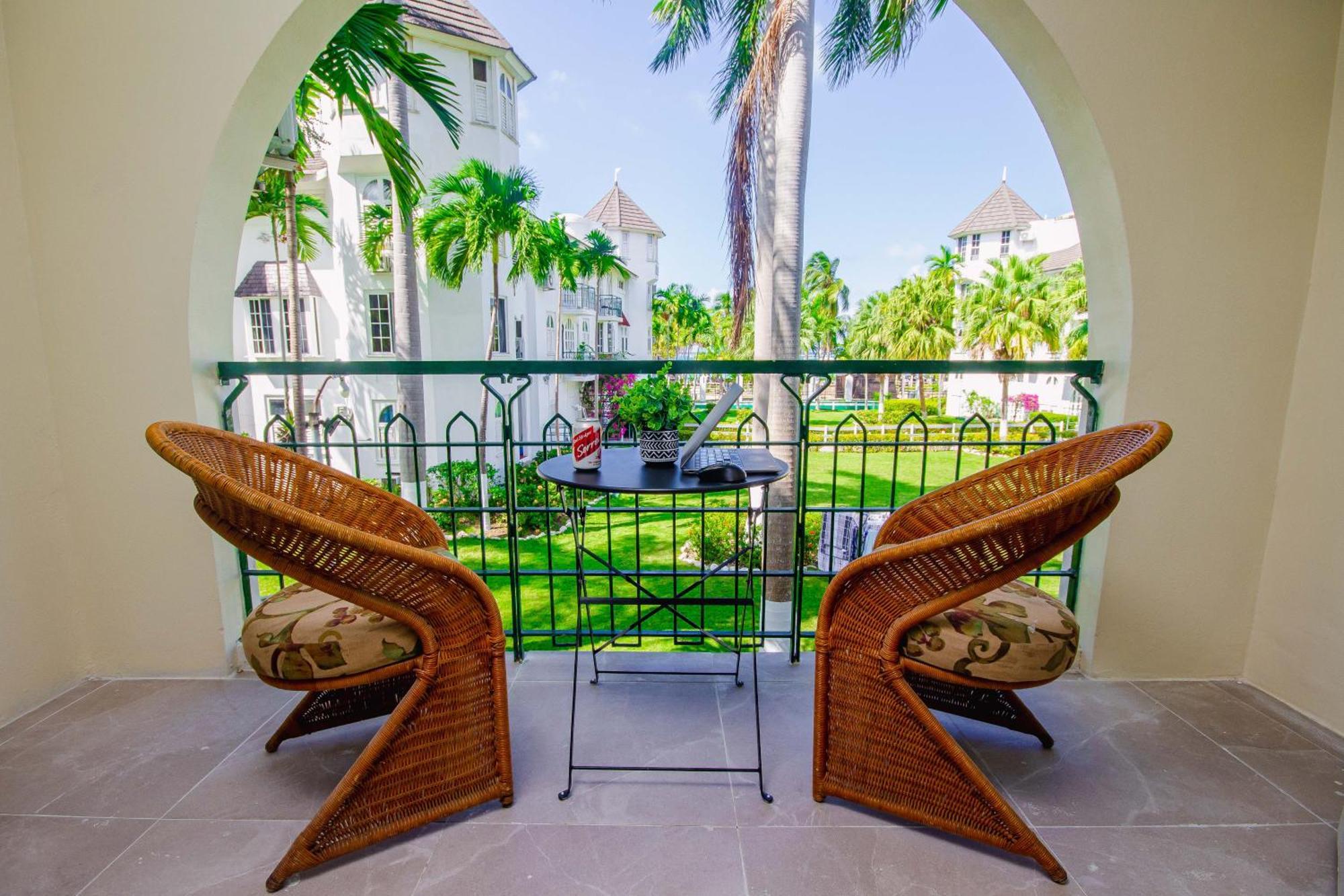 Heart Of Ocho Rios-free Acess-king Bed-pool-free Parking-gated Complex-free Wifi 100mbps *