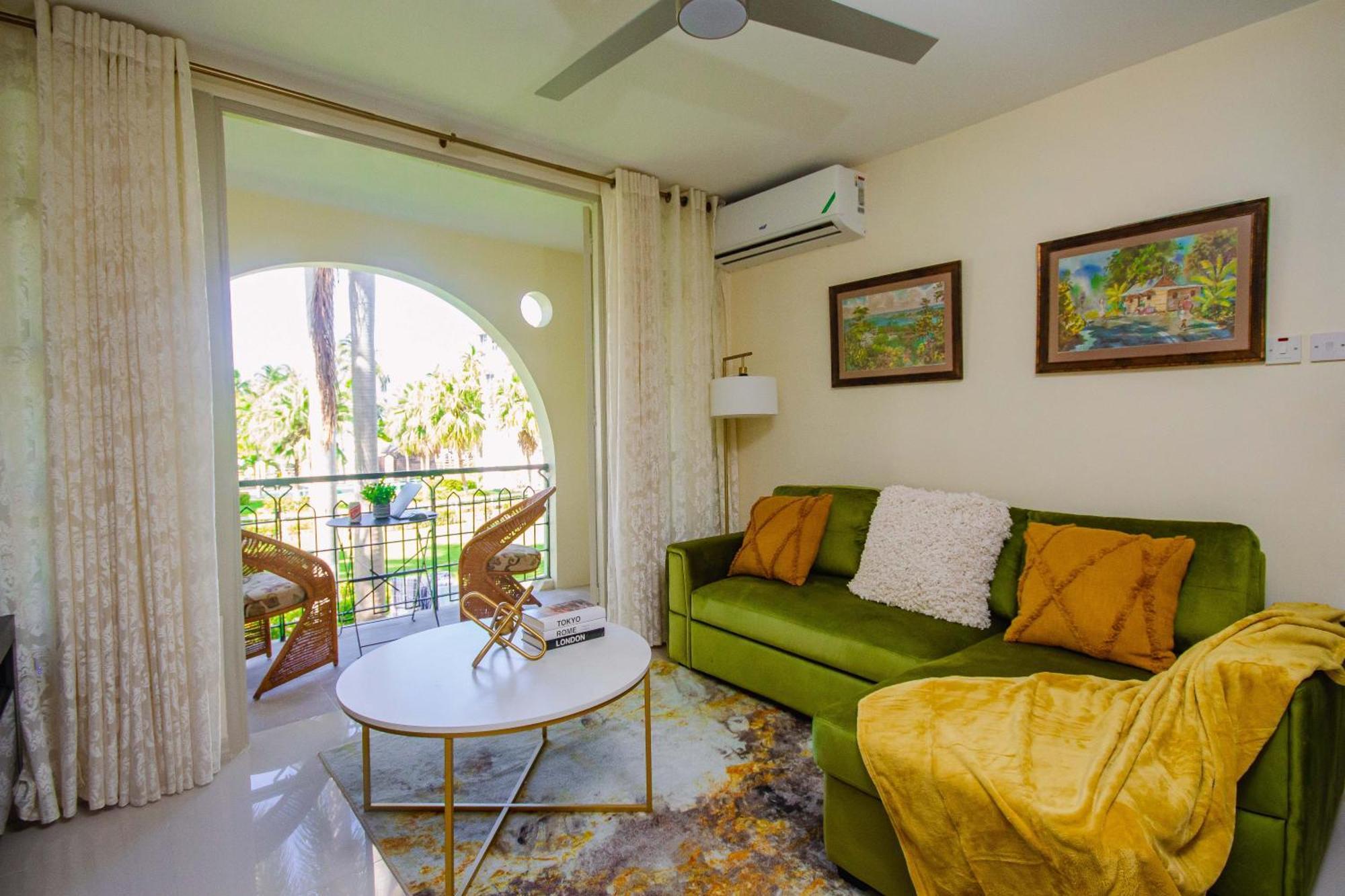 Heart Of Ocho Rios-free Acess-king Bed-pool-free Parking-gated Complex-free Wifi 100mbps Apartment Ocho Rios